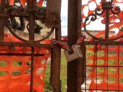 Il cancello della propriet� privata in via Vittorio Veneto in cui � stato trovato il sito neolitico 